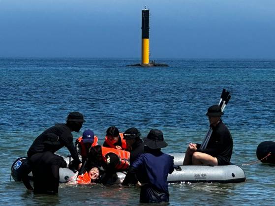 30일 오전 제주도리초등학교 학생들이 제주해경특공대의 보트를 타고 제주바다로 나가 인명구조 방법을 배우고 있다. 최충일 기자