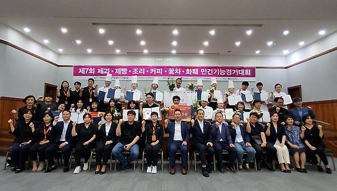 와이즈유 영산대학교 조리예술학부가 제7회 한국아티산기능인협회 민간기능대회를 개최하고 기념촬영을 하고 있다.