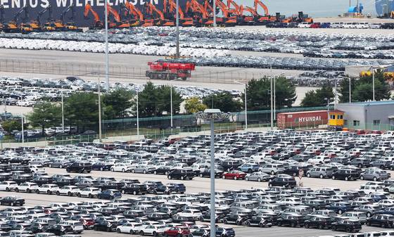 경기도 평택항에 수출용 자동차가 세워져 있는 모습. 연합뉴스