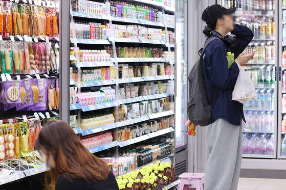 서울 시내에 편의점에서 시민들이 상품을 살펴보고 있다.   연합뉴스