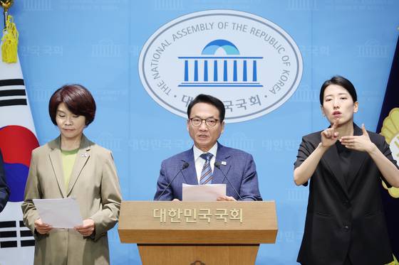 더불어민주당 박선원 의원(가운데) 등 더불어민주당 국민소통위원회, 국무총리 인사청문특위 위원들이 30일 서울 여의도 국회 소통관에서 김민석 국무총리 후보자에 대한 허위사실 유포 고발 관련 기자회견을 하고 있다. 연합뉴스