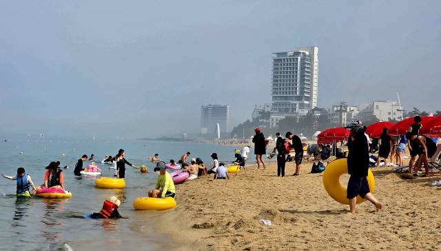 ▲ 강릉 경포해수욕장이 지난 28일 개장하면서 전국에서 피서객들이 몰려 물놀이를 즐겼다.  황선우 기자