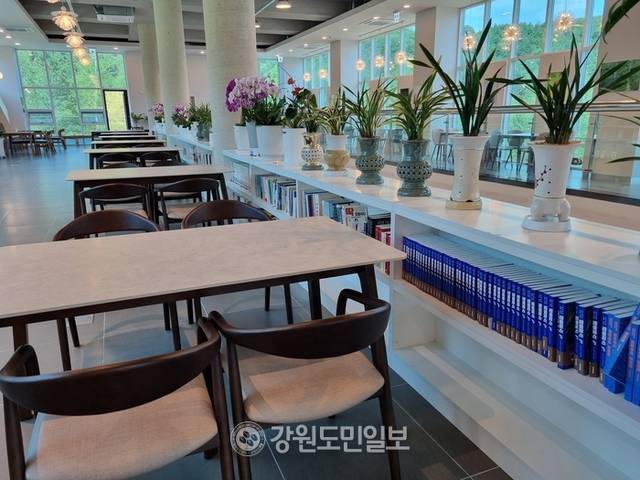 ▲ 평창군 진부면 능골길 백적산 기슭 6만여 평의 산림속에 오픈한 북카페 거커리 숲의 2층 북카페 전경. 신현태.