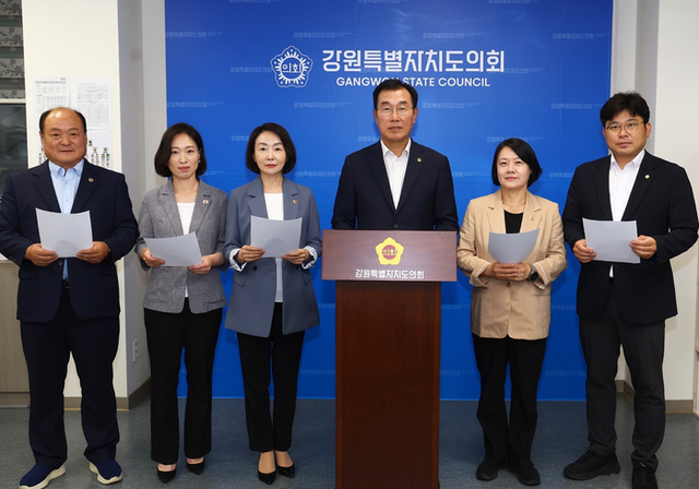 ▲ 강원도의회 더불어민주당 의원들이 30일 춘천시의 도시재생혁신지구 추진과 관련해 강원연구원과 정광열 강원도 경제부지사의 행보를 비판하는 성명을 발표했다. 도의회 민주당 제공