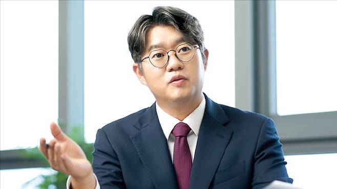 윤풍영 SK AX 사장이 기업 고객의 인공지능(AI) 전환 방향에 대해 설명하고 있다.  SK AX 제공