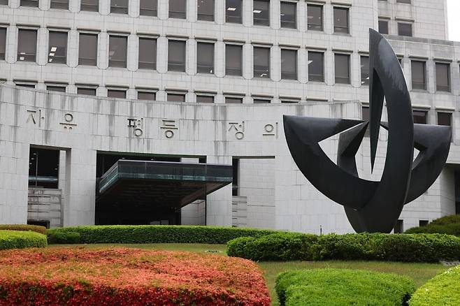 대법원 앞 중앙 정원에 자리 잡은 엄태정 작가의 1995년작 '법과 정의의 상'. /연합뉴스