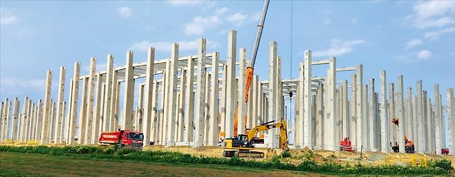 < 중국 배터리의 ‘유럽 굴기’ > 중국 배터리 기업이 유럽에 대규모 공장을 잇달아 짓고 있다. 세계 1위 배터리 기업인 CATL은 헝가리 제2 도시 데브레첸에 유럽 최대 규모(100GWh) 공장을 건설 중이다. EVE에너지도 첫 유럽 공장 건립을 위해 기초공사를 하고 있다. ﻿데브레첸 북서쪽 EVE에너지 유럽 공장 공사 현장에서 중장비들이 분주히 움직이고 있다.   데브레첸=성상훈 기자