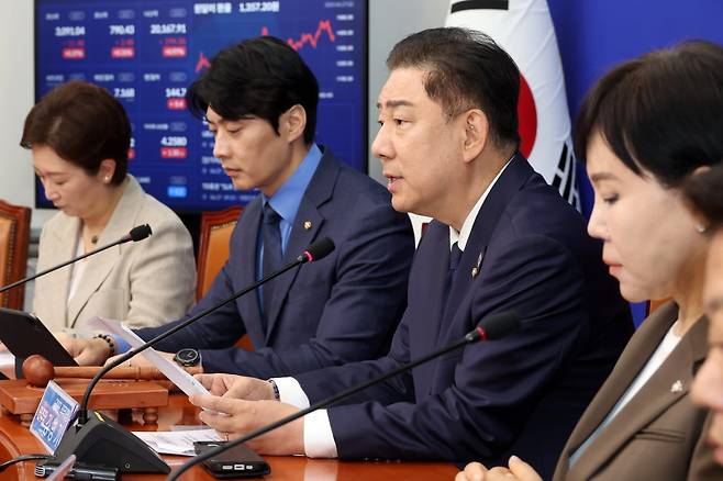 김병기 더불어민주당 대표 직무대행 겸 원내대표가 27일 국회에서 열린 최고위원회의에서 발언하고 있다/사진=한국경제신문