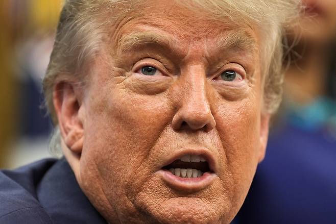 도널드 트럼프 미국 대통령이 지난 27일(현지시간) 워싱턴 백악관 집무실에서 테레즈 케이캄바 바그너 콩고민주공화국 외무장관 등과의 회담 중 발언하고 있다. 로이터연합뉴스