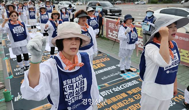전국장애인부모연대 소속 어머니들이 30일 국회 앞에서 돌봄국가책임제 실현 등 발달장애인 권리 확보를 촉구하고 있다. 성동훈 기자
