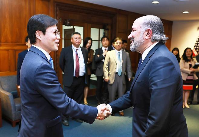 여한구 산업통상자원부 통상교섭본부장은 지난 23(현지시간) 취임 이후 미국을 처음 방문해 워싱턴 D.C 상무부 회의실에서 하워드 러트닉 미국 상무부 장관(사진 오른쪽)과 제이미슨 그리어 미국 무역대표부 대표와 면담을 갖고 미국 관세 조치 관련 우리 입장을 전달하고 상호호혜적인 협력방안 등을 논의했다. 산업통상자원부 제공