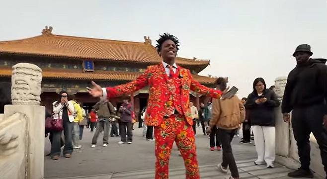 미국 유튜버 대런 왓킨스 주니어가 중국 베이징의 고궁 앞에서 포즈를 취하고 있다. 아이쇼스피드 캡처