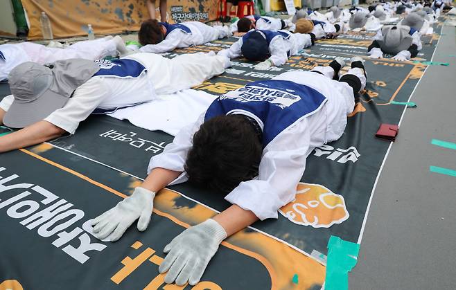 전국장애인부모연대 소속 부모들이 30일 국회 앞에서 돌봄국가책임제 실현 등 발달장애인의 권리 확보를 촉구하며 오체투지를 하고 있다. 성동훈 기자