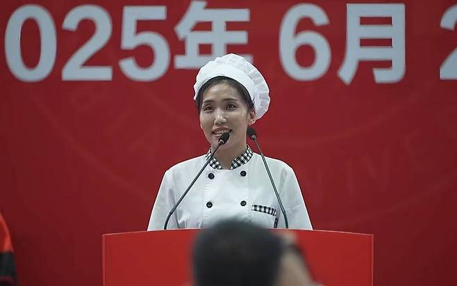 류샤오메이가 지난 20일 옌볜대 졸업식에서 축하 연설을 하고 있다. 옌볜대 소셜미디어