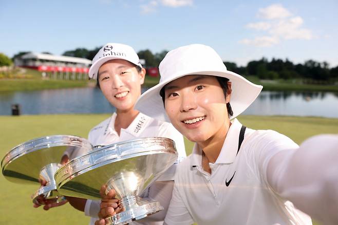 임진희(왼쪽)와 이소미가 30일 미국 미시간주 미들랜드의 미들랜드CC에서 열린 LPGA 투어 다우 챔피언십에서 데뷔 첫 우승을 합작한 뒤 트로피를 들고 기념촬영을 하고 있다. 미들랜드 | AFP연합뉴스