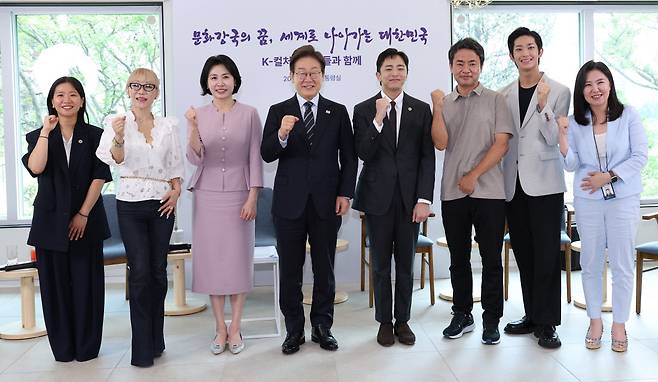 문화예술계 인사들과 “파이팅” 이재명 대통령이 30일 서울 용산구 대통령실 파인그라스에서 열린 문화예술계 수상자 간담회 ‘문화강국의 꿈, 세계로 나아가는 대한민국’ 행사에 참석한 수상자들과 기념촬영을 하고 있다. 왼쪽부터 허가영 감독, 조수미 성악가, 김혜경 여사, 이 대통령, 박천휴 작가, 김원석 감독, 박윤재 발레리노, 강유정 대변인. 대통령실사진기자단