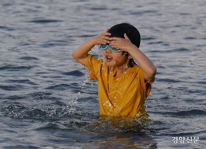 서울 전역에 올해 첫 폭염주의보가 발효된 30일 여의도 물빛광장을 찾은 어린이가 물속에 뛰어들어 더위를 식히고 있다. 문재원 기자