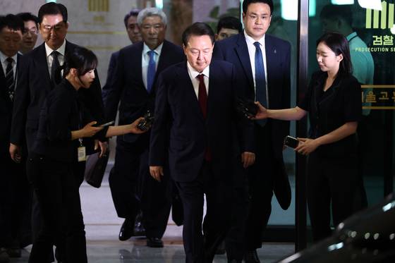 Former President Yoon Suk Yeol exits the Seoul High Prosecutors’ Office building in Seocho District, southern Seoul on June 29. [JOINT PRESS CORPS]