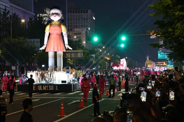 넷플릭스 시리즈 ‘오징어 게임 시즌3’ 퍼레이드 행사가 열린 서울 광화문 광장에 28일 극의 상징적 캐릭터인 ‘영희’ 조형물이 설치돼 있다. 연합뉴스