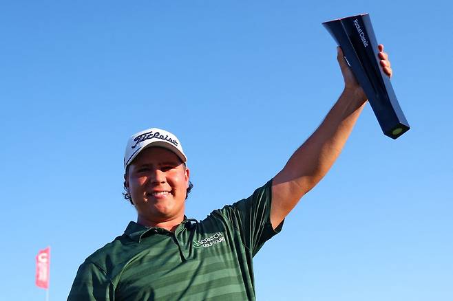 30일(한국시간) 미국 미시간주 디트로이트의 디트로이트GC(파72)에서 열린 PGA 투어 로켓 클래식에서 연장 5차전까지 가는 혈투 끝에 생애 첫승을 거둔 올드리치 포트기터. AFP연합뉴스