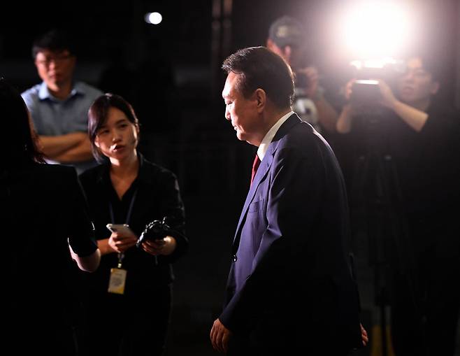 피의자 신분으로 내란 특검 조사를 받은 윤석열 전 대통령이 지난 29일 서울 서초구 서울고검 청사를 나서고 있다. 공동취재