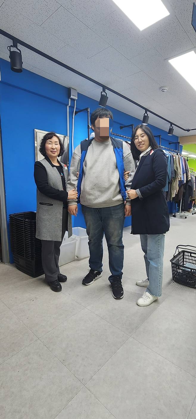 다움이 1호(가운데)가 지난해 멘토들과 함께 굿윌스토어를 방문해 옷을 구입하고 입어보고 있다. 창일교회 제공