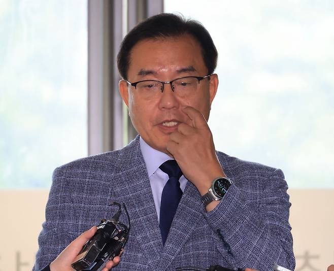 채해병 수사 외압 의혹 사건을 수사하는 이명현 특별검사가 지난 26일 서울 서초구 사무실 로비에서 기자들 질문에 답하고 있다. 연합뉴스