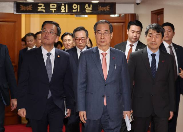 한덕수(가운데) 전 국무총리를 포함한 국무위원들이 지난해 12월 4일 서울 종로구 정부서울청사에서 비상계엄 해제 후 긴급 소집된 회의를 마친 뒤 국무회의실을 나서고 있다. 뉴시스
