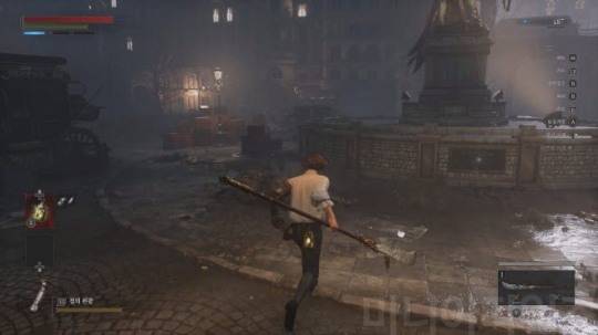 P의 거짓을 시작하고 나서 막 기차역을 나왔을 때 화면. 비교적 낮은 사양(기자의 경우 그래픽 카드가 라데온 RX 6600이다)에서도 훌륭한 그래픽과 높은 프레임을 보여준다. 출처 : 네오위즈 'P의 거짓' 본편 인게임 화면