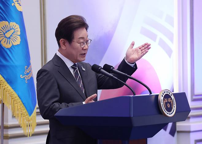 이재명 대통령이 지난 27일 청와대 영빈관에서 열린 ‘호국 보훈의 달, 대통령의 초대’ 행사에서 인사말을 하고 있다. 이번 행사에는 국가유공자 및 유족, 보훈단체장, 특별초청자 등이 참석했다. [사진 출처 = 연합뉴스]