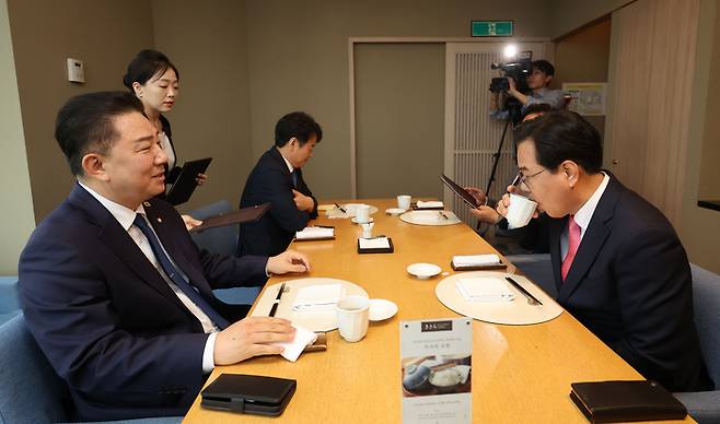 김병기 더불어민주당 원내대표(왼쪽)와 송언석 국민의힘 원내대표가 지난 26일 서울 여의도 한 식당에서 열린 양당 오찬 회동에서 대화를 나누고 있다. [공동취재]