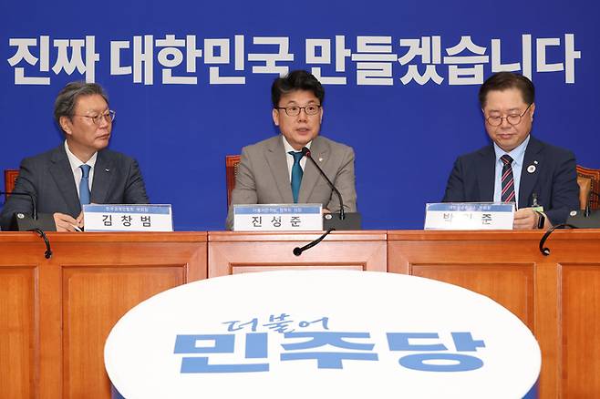 더불어민주당 진성준 정책위의장이 30일 서울 여의도 국회에서 상법 개정안 추진과 관련해 경제계 의견을 수렴하기 위해 경제6단체 부회장단과 간담회를 하고 있다. [사진 출처 = 연합뉴스]