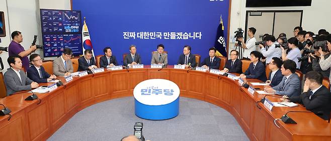 더불어민주당 진성준 정책위의장이 30일 서울 여의도 국회에서 상법 개정안 추진과 관련해 경제계 의견을 수렴하기 위해 경제6단체 부회장단과 간담회를 하고 있다. [사진 출처 = 연합뉴스]