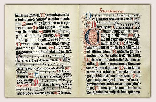 “원조보다 더 맛있는 책 맛집이에요.” 마인츠 시편은 요한 푸스트와 피터 쇼퍼가 만든 금속활자 인쇄물이었다. 구텐베르크 작품보다 훨씬 더 다채롭고 화려한 모습이다.