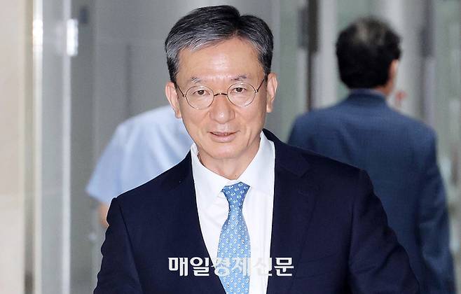 정성호 법무부 장관 지명자가 30일 서울 여의도 국회의원회관 내 의원실로 향하고 있다. 2025.6.30.김호영기자