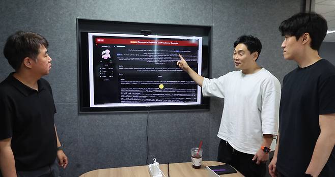 스틸리언의 이희찬 연구소장과 장형석 모바일연구팀장, 손주환 선제대응팀장(왼쪽부터)이 서울 용산구 스틸리언 사무실에서 한 해킹 데이터 판매 사이트를 살펴보고 있다.  이승환 기자