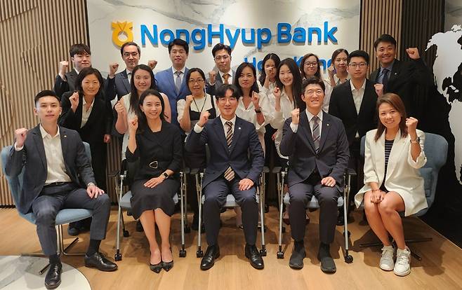 농협은행 홍콩지점의 직원들이 주먹을 쥐고 파이팅을 외치는 모습. 주재원뿐만 아니라 홍콩 금융당국의 컴플라이언스(준법 감시)와 리스크 관리 체계를 잘 알고 있는 인재를 현지에서 채용해 내부통제 체계 구축에 힘썼다. / 사진=이병권 기자