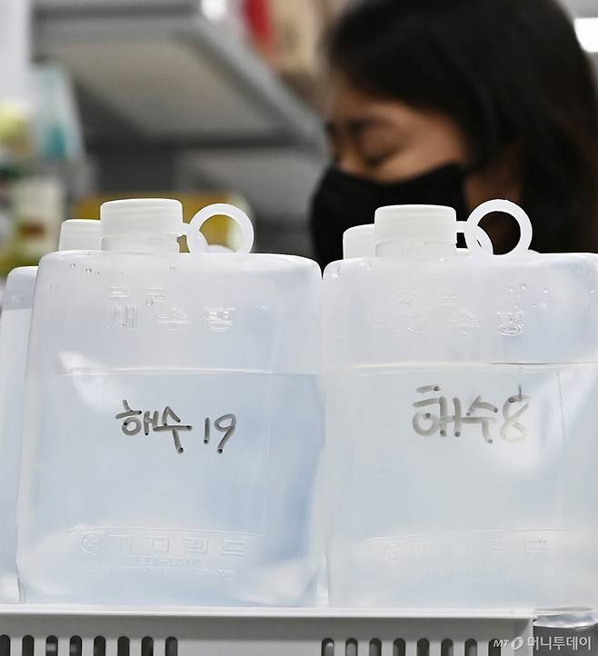 [수원=뉴시스] 김종택 기자 = 최근 전북 서해안에서 올해 첫 비브리오패혈증균이 검출되자 24일 경기 수원시 경기도보건환경연구원 수인성질환팀 연구원들이 채수한 바닷물을 검사하고 있다.   비브리오패혈증은 해수 온도가 상승하는 여름철에 집중적으로 발생하는 감염병으로 서해안 지역 해수와 갯벌, 어패류에서 주로 검출된다. 2025.04.24. jtk@newsis.com /사진=김종택