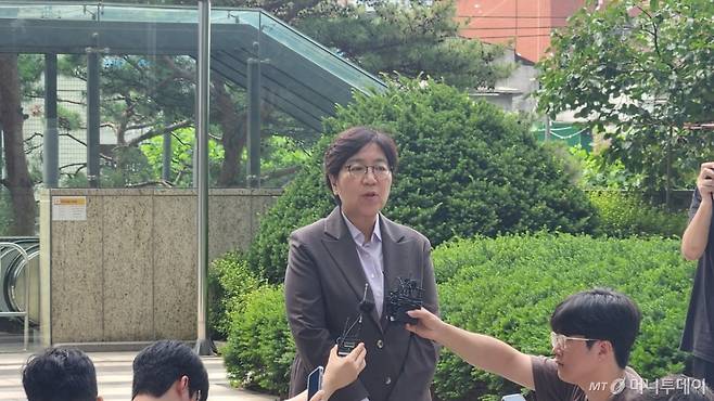 첫 출근길에 오른 정은경 보건복지부 장관 후보자가 30일 서울 중구 소재 T타워 앞에서 기자들의 질문에 답하고 있다./사진= 박미주 기자