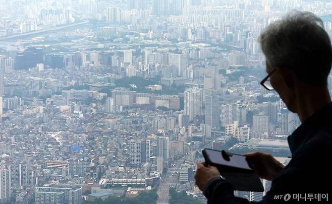 [서울=뉴시스] 박주성 기자 = 정부가 수도권과 규제지역의 주택담보대출 한도를 6억원으로 제한하는 초강수 조치를 펴면서 서울 아파트의 74%가 주담대 제한 영향권에 들게 된다는 분석이 나왔다. 부동산R114의 수도권 아파트 평균 시세를 보면 서울 전체 25개 구 가운데 18개 구의 대출액이 종전보다 줄어들 것으로 예상했다.    사진은 29일 서울 송파구 롯데월드타워 전망대 서울스카이에서 바라본 서울시내 아파트의 모습. 2025.06.29. park7691@newsis.com /사진=