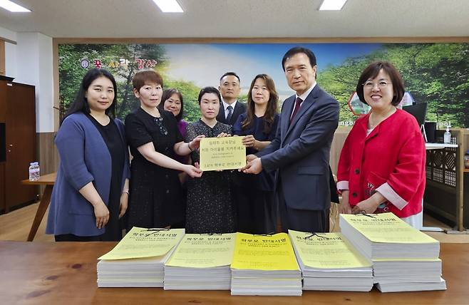 임태희 경기도교육감이 지난 27일 화성반원초등학교 학부모 간담회에서 열병합발전소 설치 반대입장을 밝혔다./사진제공=도교육청