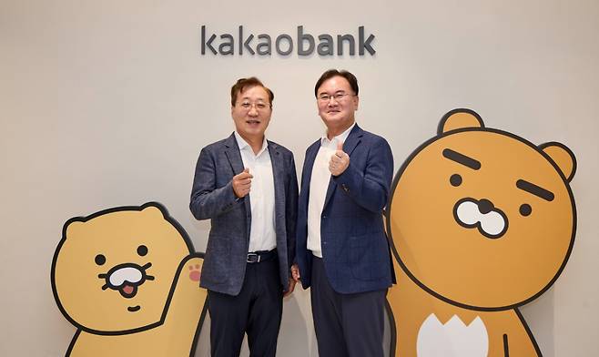 윤호영 카카오뱅크 대표이사(왼쪽)와 김종윤 NICE평가정보 대표이사(오른쪽)가 30일 경기도 성남시 카카오뱅크 판교오피스에서 진행된 업무협약 체결식에서 기념촬영을 하고 있다./사진제공=카카오뱅크