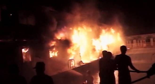 경기 화성군 소재 청소년수련원 씨랜드에서 대형화재가 발생해 유치원생을 포함 23명이 목숨을 잃었다. 사진은 1999년 6월30일 청소년 수련원 씨랜드에서 화재가 난 가운데 인솔 교사 등 관계자들이 불을 진압하는 전경. /사진=유튜브 안전한TV 채널 캡처