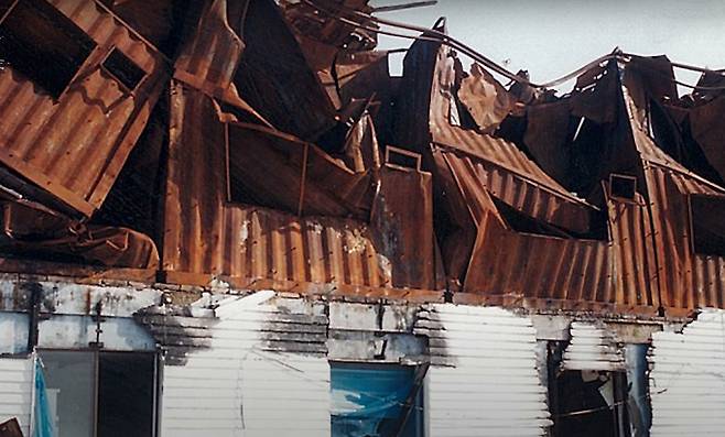 경기 화성군 소재 청소년수련원 씨랜드에서 대형화재가 발생해 유치원생을 포함 23명이 목숨을 잃었다. 사진은 1999년 6월30일 임시 컨테이너를 얹어 불법 건축한 청소년 수련원 씨랜드 수련원이 불에 탄 전경. /사진=유튜브 안전한TV 채널 캡처