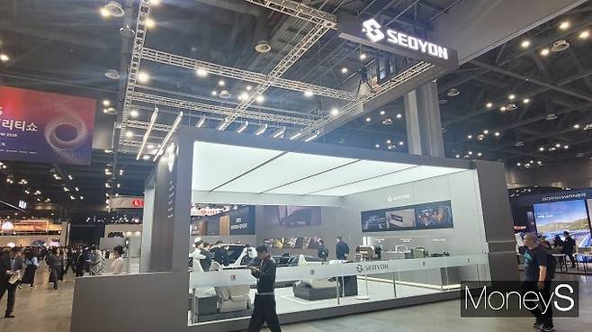 공정위가 하도급 서면을 작업 시작 이후 최대 3000일이 지나서야 발급한 서연이화에 과징금과 시정명령 등을 부과했다. 사진은 2025 서울모빌리티쇼 서연이화 부스 /사진=김창성 기자