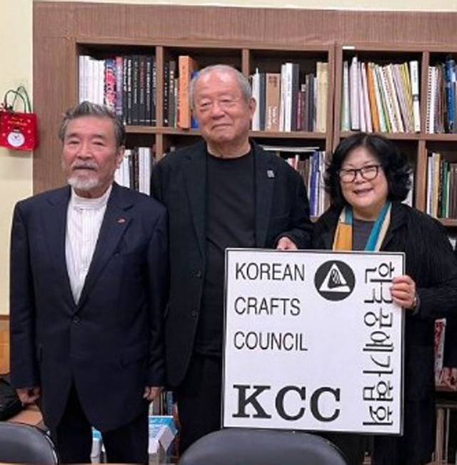 업무협약을 위해 지난 2023년 한국공예가협회 사무실에서 만난 양국 공예 단체 대표들. 왼쪽부터 이시다 조 교토예제교류협회 회장,  하타 노보루 교토공예미술작협회 이사장,  장영란  한국공예가협회 이사장. 한국공에가협회 제공