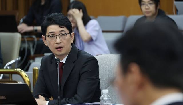 주진우 국민의힘 의원이 지난 24일 서울 여의도 국회에서 열린 김민석 국무총리 후보자 인사청문회에서 김 후보자에게 질의하고 있다. 뉴시스