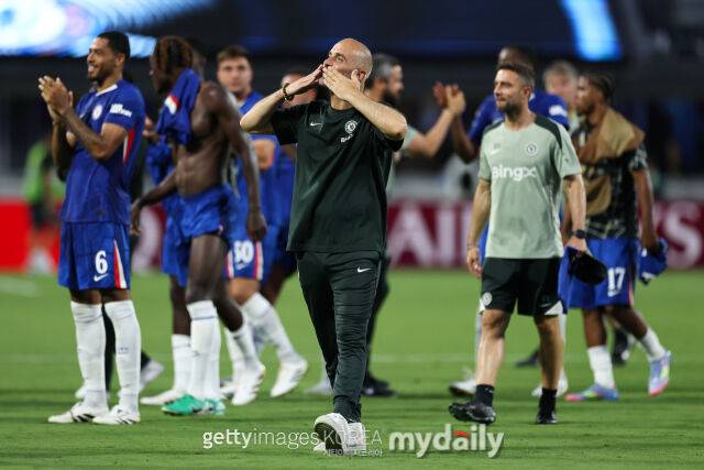 마레스카 감독(왼쪽에서 세 번째)이 29일 벤피카전 승리 후 세리머니하고 있다. /게티이미지코리아