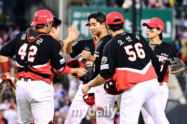 29일 오후 서울 잠실야구장에서 진행된 '2025 프로야구 KBO리그' KIA-LG의 경기.기아가 12-2로 승리한 뒤 마운드에서 하이파이브를 하고 있다./마이데일리