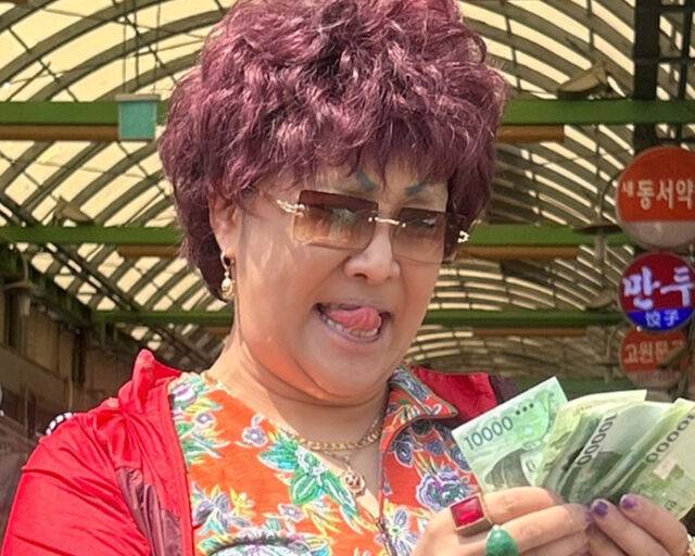 랄랄의 부캐릭터인 이명화가 화제다. / 랄랄 소셜미디어 캡처